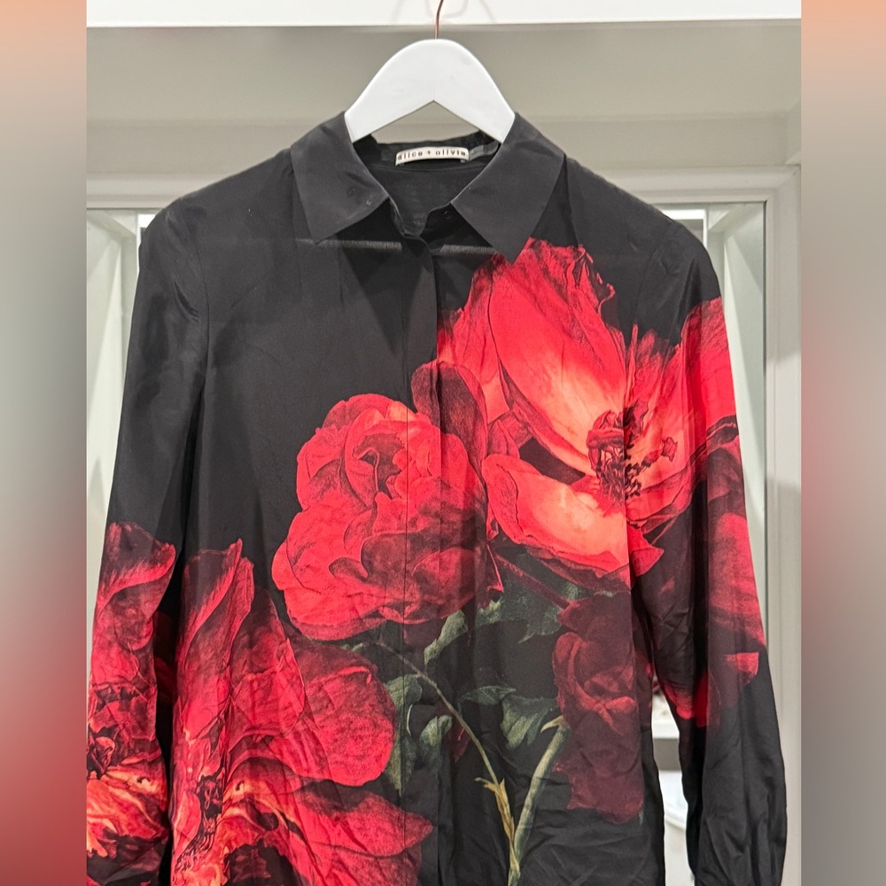 Alice + Olivia Brady Slim Silk Button Down Blouse. Size Small.